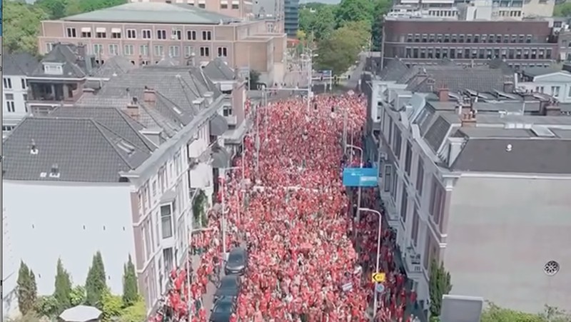 Lebih dari 100.000 orang pendukung Palestina menggelar aksi perlawanan terhadap genosida Israel dalam aksi solidaritas besar-besaran di Den Haag, Belanda, pada Minggu (18/5/2025). (Tangkapan Layar Instagram/eye.on.palestine via officialdronelady)