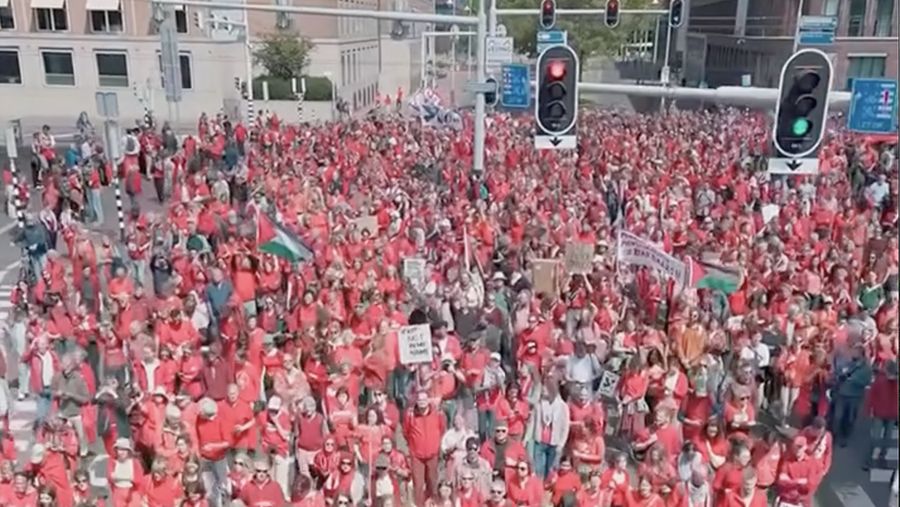 Lebih dari 100.000 orang pendukung Palestina menggelar aksi perlawanan terhadap genosida Israel dalam aksi solidaritas besar-besaran di Den Haag, Belanda, pada Minggu (18/5/2025). (Tangkapan Layar Instagram/eye.on.palestine via officialdronelady)