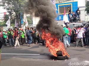 Massa Demo Ojol Surabaya Bakar Ban Saat Orasi di Diskominfo Jatim