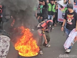 Massa Demo Ojol Bakar Ban di Patung Kuda, Minta Bertemu Menhub