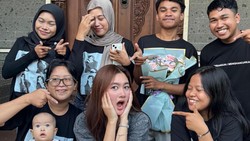 Meiska Rayain Ultah ke-22 Bareng Keluarga dan Meiteam, Dapat Kado Manis