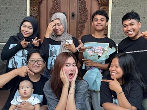 Meiska Rayain Ultah ke-22 Bareng Keluarga dan Meiteam, Dapat Kado Manis