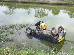 Petaka Tumpukan Sampah di Jalanan Makassar Bikin Pikap Terjun ke Kanal