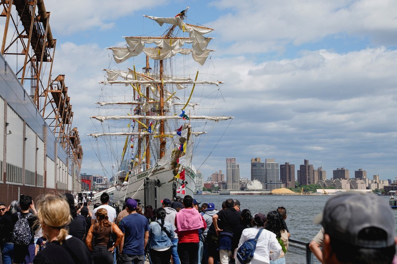 Orang-orang menyaksikan kapal latihan Angkatan Laut Meksiko Cuauhtemoc dengan tiang patah saat berlabuh di dermaga, setelah menabrak Jembatan Brooklyn pada malam hari di New York City, AS, 18 Mei 2025. (REUTERS/Eduardo Munoz)