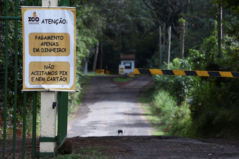 Sebuah tanda menandakan penutupan kebun binatang setelah Brasil mengonfirmasi wabah flu burung pada hari Jumat, yang memicu protokol larangan perdagangan unggas secara nasional bagi pembeli utama China dan pembatasan negara bagi konsumen utama lainnya, di Sapucaia do Sul, Brasil, 19 Mei 2025. (REUTERS/Diego Vara)