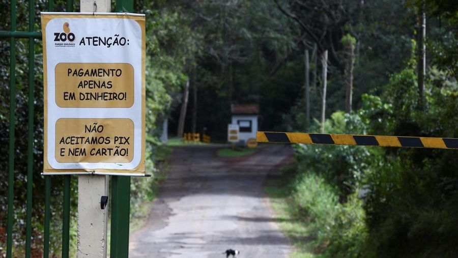 Sebuah tanda menandakan penutupan kebun binatang setelah Brasil mengonfirmasi wabah flu burung pada hari Jumat, yang memicu protokol larangan perdagangan unggas secara nasional bagi pembeli utama China dan pembatasan negara bagi konsumen utama lainnya, di Sapucaia do Sul, Brasil, 19 Mei 2025. Sebuah tanda menandakan penutupan kebun binatang setelah Brasil mengonfirmasi wabah flu burung pada hari Jumat, yang memicu protokol larangan perdagangan unggas secara nasional bagi pembeli utama China dan pembatasan negara bagi konsumen utama lainnya, di Sapucaia do Sul, Brasil, 19 Mei 2025. (REUTERS/Diego Vara)