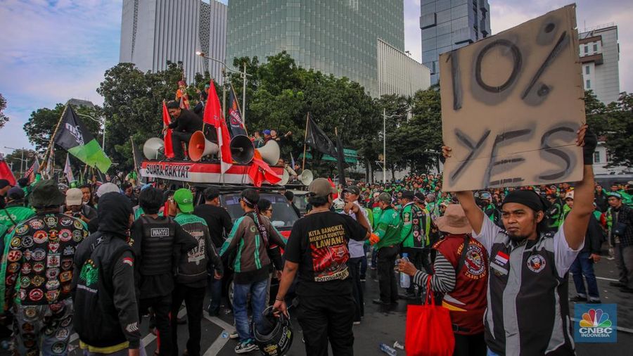 Pengemudi ojek online (ojol) melakukan aksi unjuk rasa di Jalan Medan Merdeka Selatan, Jakarta, Selasa (20/5/2025). (CNBC Indonesia/Faisal Rahman)