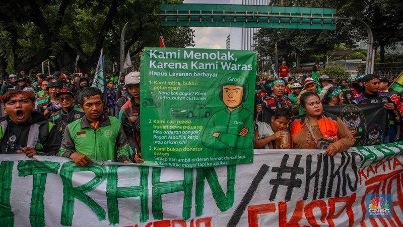 Pengemudi ojek online (Ojol) melakukan aksi unjuk rasa di kawasan Patung Kuda Arjuna Wijaya, Jakarta, Selasa (20/5/2025).  (CNBC Indonesia/Faisal Rahman)