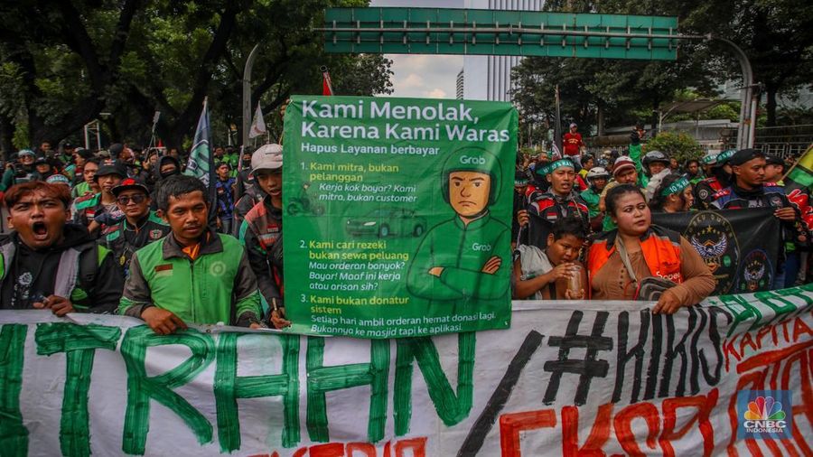 Pengemudi ojek online (Ojol) melakukan aksi unjuk rasa di kawasan Patung Kuda Arjuna Wijaya, Jakarta, Selasa (20/5/2025). Pengemudi ojek online (Ojol) melakukan aksi unjuk rasa di kawasan Patung Kuda Arjuna Wijaya, Jakarta, Selasa (20/5/2025). (CNBC Indonesia/Faisal Rahman)
