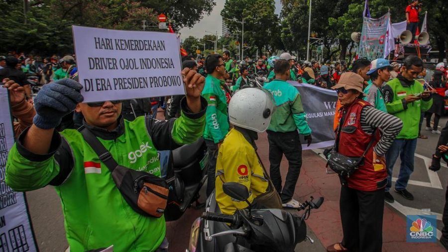Pengemudi ojek online (Ojol) melakukan aksi unjuk rasa di kawasan Patung Kuda Arjuna Wijaya, Jakarta, Selasa (20/5/2025). Pengemudi ojek online (Ojol) melakukan aksi unjuk rasa di kawasan Patung Kuda Arjuna Wijaya, Jakarta, Selasa (20/5/2025). (CNBC Indonesia/Faisal Rahman)
