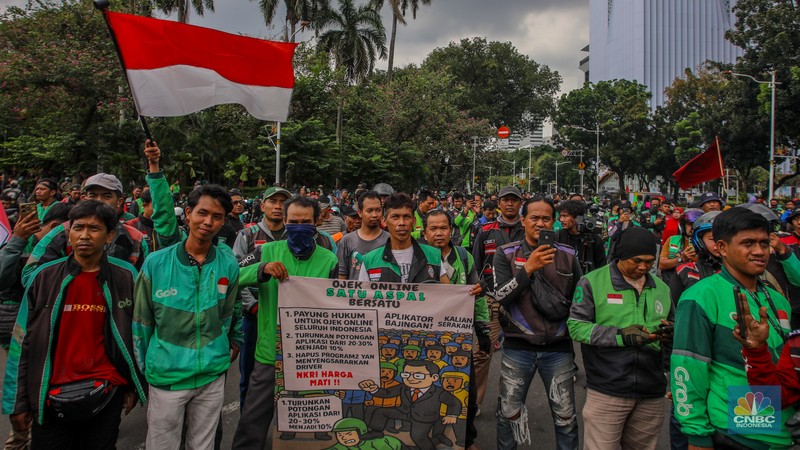 Pengemudi ojek online (Ojol) melakukan aksi unjuk rasa di kawasan Patung Kuda Arjuna Wijaya, Jakarta, Selasa (20/5/2025).  (CNBC Indonesia/Faisal Rahman)