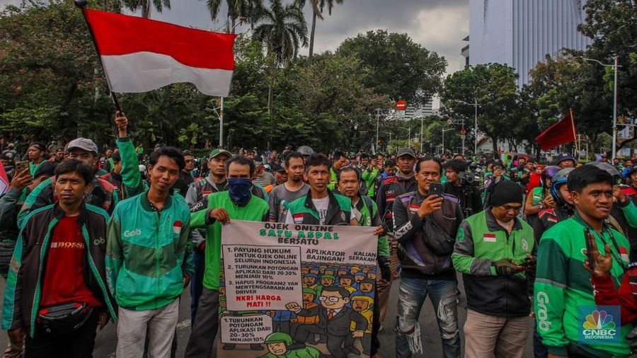 Pengemudi ojek online (Ojol) melakukan aksi unjuk rasa di kawasan Patung Kuda Arjuna Wijaya, Jakarta, Selasa (20/5/2025). Pengemudi ojek online (Ojol) melakukan aksi unjuk rasa di kawasan Patung Kuda Arjuna Wijaya, Jakarta, Selasa (20/5/2025). (CNBC Indonesia/Faisal Rahman)
