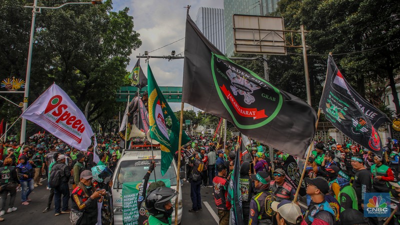 Pengemudi ojek online (Ojol) melakukan aksi unjuk rasa di kawasan Patung Kuda Arjuna Wijaya, Jakarta, Selasa (20/5/2025). Pengemudi ojek online (Ojol) melakukan aksi unjuk rasa di kawasan Patung Kuda Arjuna Wijaya, Jakarta, Selasa (20/5/2025). (CNBC Indonesia/Faisal Rahman)