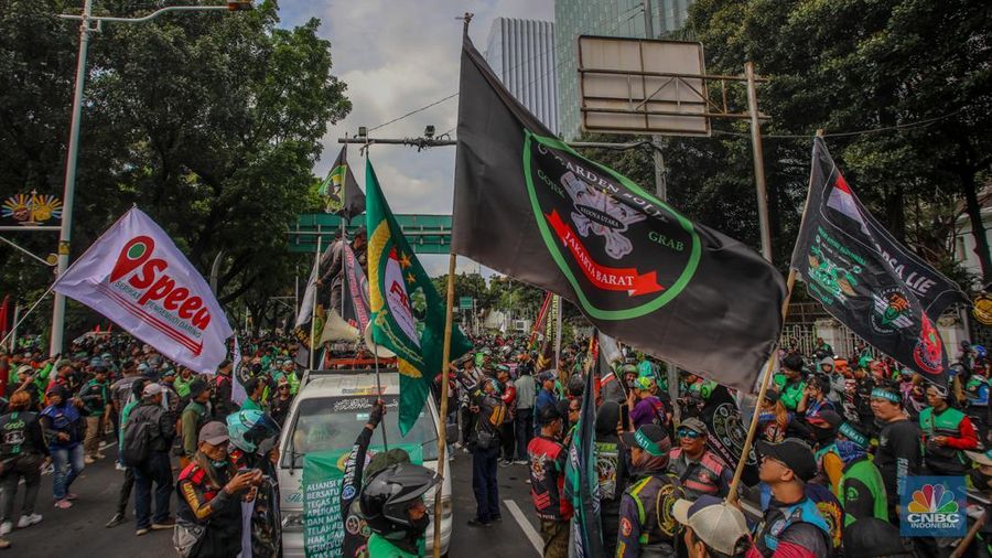 Pengemudi ojek online (Ojol) melakukan aksi unjuk rasa di kawasan Patung Kuda Arjuna Wijaya, Jakarta, Selasa (20/5/2025). Pengemudi ojek online (Ojol) melakukan aksi unjuk rasa di kawasan Patung Kuda Arjuna Wijaya, Jakarta, Selasa (20/5/2025). (CNBC Indonesia/Faisal Rahman)