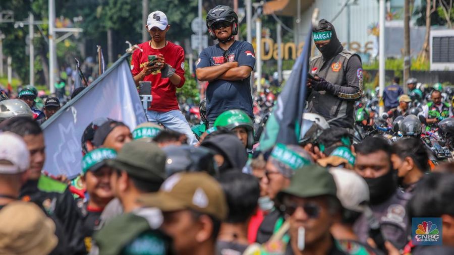 Pengemudi ojek online (Ojol) melakukan aksi unjuk rasa di kawasan Patung Kuda Arjuna Wijaya, Jakarta, Selasa (20/5/2025).  (CNBC Indonesia/Faisal Rahman)