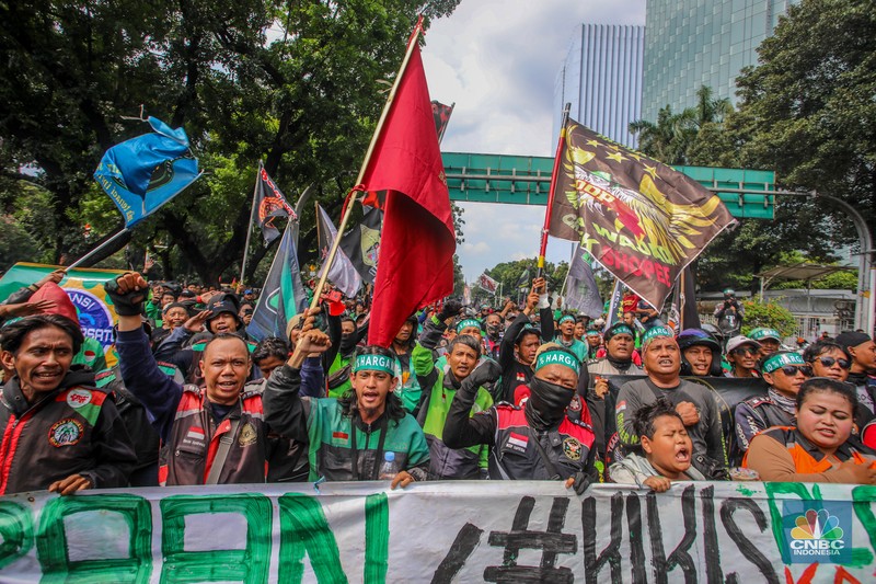 Pengemudi ojek online (Ojol) melakukan aksi unjuk rasa di kawasan Patung Kuda Arjuna Wijaya, Jakarta, Selasa (20/5/2025).  (CNBC Indonesia/Faisal Rahman)