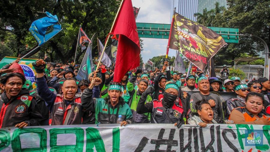Pengemudi ojek online (Ojol) melakukan aksi unjuk rasa di kawasan Patung Kuda Arjuna Wijaya, Jakarta, Selasa (20/5/2025). Pengemudi ojek online (Ojol) melakukan aksi unjuk rasa di kawasan Patung Kuda Arjuna Wijaya, Jakarta, Selasa (20/5/2025). (CNBC Indonesia/Faisal Rahman)