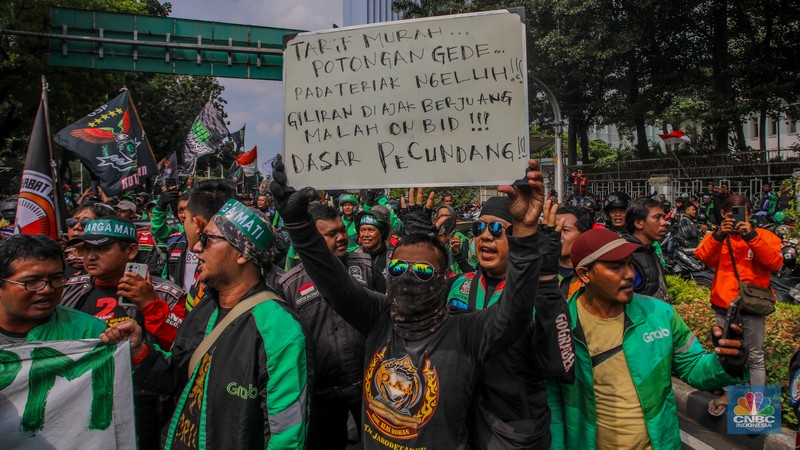 Pengemudi ojek online (Ojol) melakukan aksi unjuk rasa di kawasan Patung Kuda Arjuna Wijaya, Jakarta, Selasa (20/5/2025). Pengemudi ojek online (Ojol) melakukan aksi unjuk rasa di kawasan Patung Kuda Arjuna Wijaya, Jakarta, Selasa (20/5/2025). (CNBC Indonesia/Faisal Rahman)