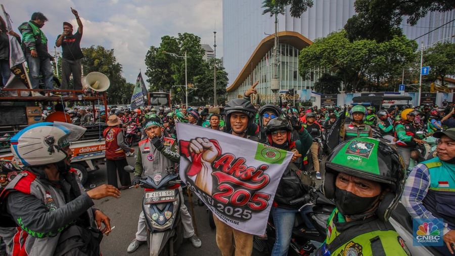 Pengemudi ojek online (Ojol) melakukan aksi unjuk rasa di kawasan Patung Kuda Arjuna Wijaya, Jakarta, Selasa (20/5/2025). Pengemudi ojek online (Ojol) melakukan aksi unjuk rasa di kawasan Patung Kuda Arjuna Wijaya, Jakarta, Selasa (20/5/2025). (CNBC Indonesia/Faisal Rahman)