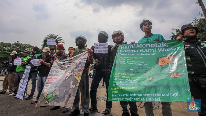 Petugas kepolisian melakukan penjagaan jelang demo ojek online di di kawasan Patung Kuda Arjuna Wijaya, Jakarta, Selasa (20/5/2025). (CNBC Indonesia/Faisal Rahman)