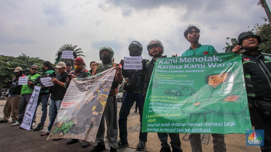 Petugas kepolisian melakukan penjagaan jelang demo ojek online di di kawasan Patung Kuda Arjuna Wijaya, Jakarta, Selasa (20/5/2025). (CNBC Indonesia/Faisal Rahman)