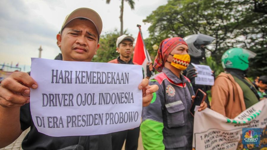 Petugas kepolisian melakukan penjagaan jelang demo ojek online di di kawasan Patung Kuda Arjuna Wijaya, Jakarta, Selasa (20/5/2025). (CNBC Indonesia/Faisal Rahman)