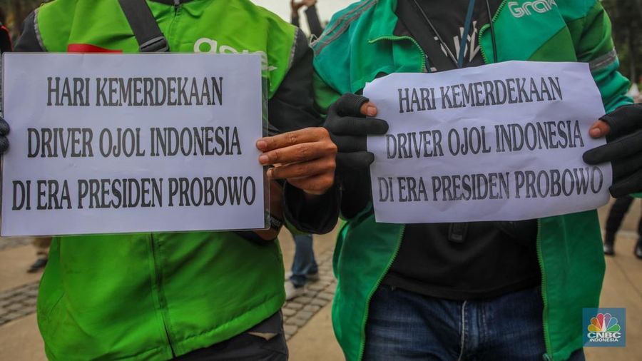 Petugas kepolisian melakukan penjagaan jelang demo ojek online di di kawasan Patung Kuda Arjuna Wijaya, Jakarta, Selasa (20/5/2025). (CNBC Indonesia/Faisal Rahman)
