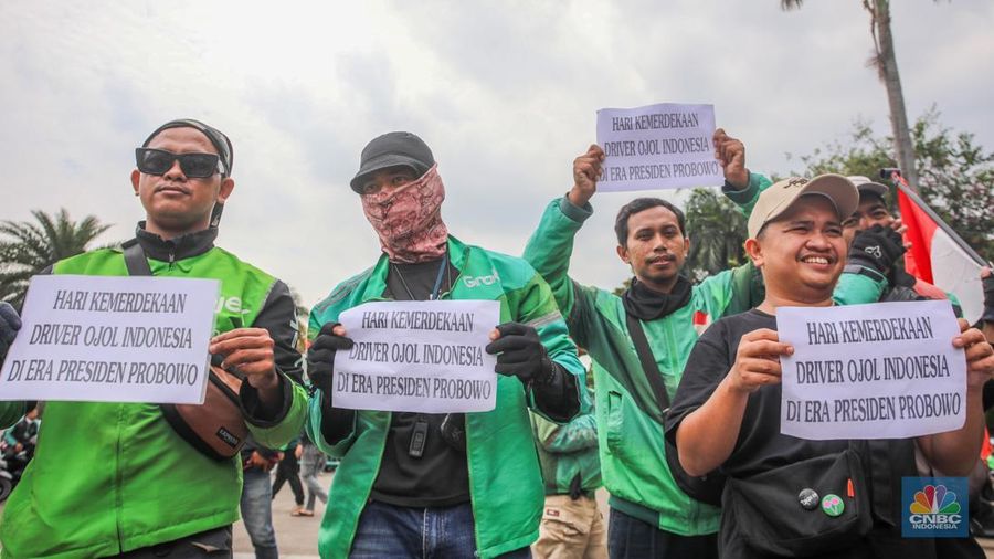 Petugas kepolisian melakukan penjagaan jelang demo ojek online di di kawasan Patung Kuda Arjuna Wijaya, Jakarta, Selasa (20/5/2025). (CNBC Indonesia/Faisal Rahman)