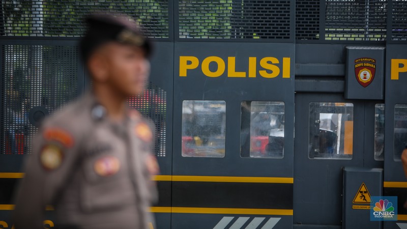 Petugas kepolisian melakukan penjagaan jelang demo ojek online di di kawasan Patung Kuda Arjuna Wijaya, Jakarta, Selasa (20/5/2025). (CNBC Indonesia/Faisal Rahman)