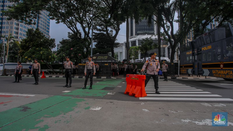 Petugas kepolisian melakukan penjagaan jelang demo ojek online di di kawasan Patung Kuda Arjuna Wijaya, Jakarta, Selasa (20/5/2025). (CNBC Indonesia/Faisal Rahman)
