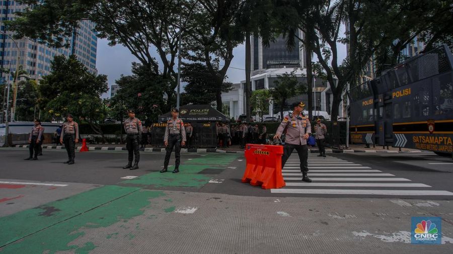 Petugas kepolisian melakukan penjagaan jelang demo ojek online di di kawasan Patung Kuda Arjuna Wijaya, Jakarta, Selasa (20/5/2025). Petugas kepolisian melakukan penjagaan jelang demo ojek online di di kawasan Patung Kuda Arjuna Wijaya, Jakarta, Selasa (20/5/2025). (CNBC Indonesia/Faisal Rahman)