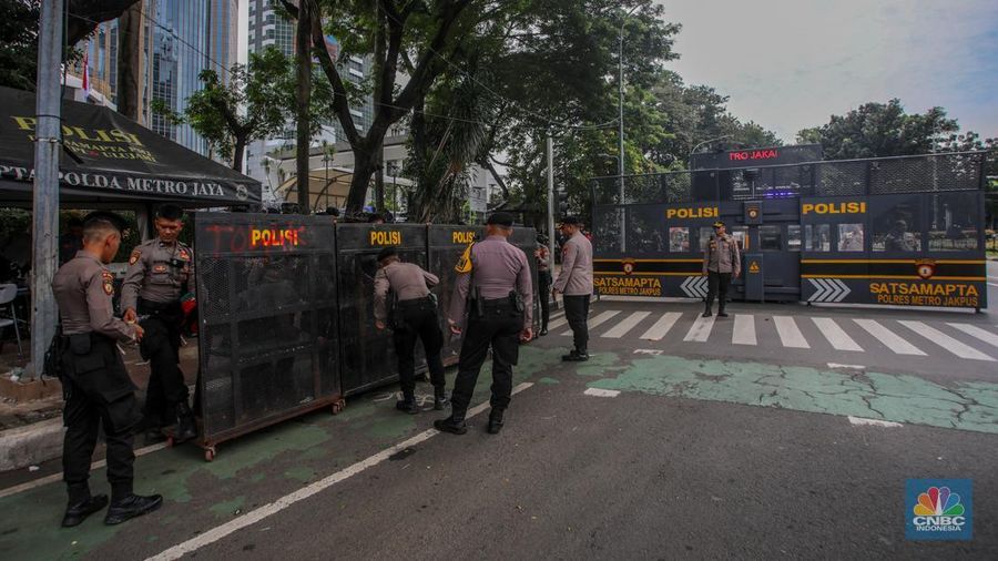 Petugas kepolisian melakukan penjagaan jelang demo ojek online di di kawasan Patung Kuda Arjuna Wijaya, Jakarta, Selasa (20/5/2025). (CNBC Indonesia/Faisal Rahman)