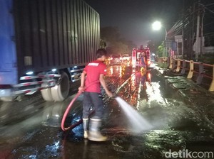Banjir Surut, Petugas Bersihkan Lumpur di Jalur Pantura Kota Pasuruan