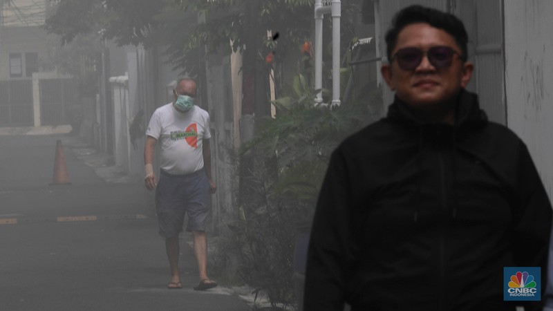 Petugas Suku Dinas Penganggulangan Kebakaran dan Penyelamatan (Gulkarmat) Jakarta Pusat, memadamkan kebakaran dua bangunan di Jalan Petojo Selatan No 29 dan 5A RT 05/RW 11, Cideng, Gambir Jakarta Pusat, Selasa (20/5/2025). (CNBC Indonesia/Muhammad Sabki)