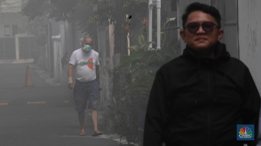 Petugas Suku Dinas Penganggulangan Kebakaran dan Penyelamatan (Gulkarmat) Jakarta Pusat, memadamkan kebakaran dua bangunan di Jalan Petojo Selatan No 29 dan 5A RT 05/RW 11, Cideng, Gambir Jakarta Pusat, Selasa (20/5/2025). (CNBC Indonesia/Muhammad Sabki)