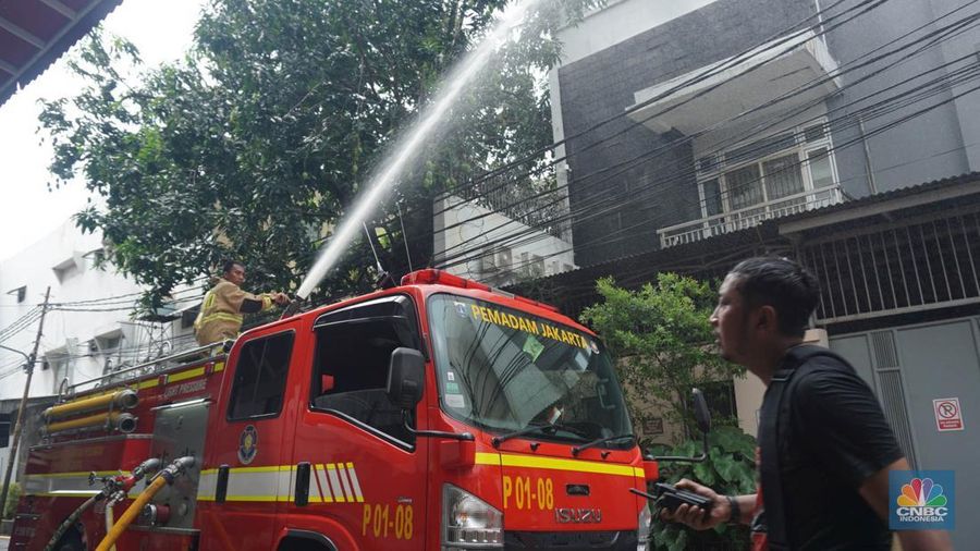 Petugas Suku Dinas Penganggulangan Kebakaran dan Penyelamatan (Gulkarmat) Jakarta Pusat, memadamkan kebakaran dua bangunan di Jalan Petojo Selatan No 29 dan 5A RT 05/RW 11, Cideng, Gambir Jakarta Pusat, Selasa (20/5/2025). (CNBC Indonesia/Muhammad Sabki)