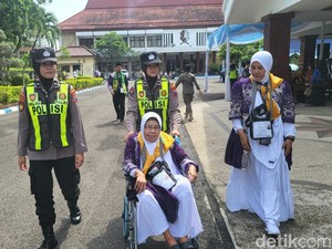 Aksi Gercep Polwan Layani Calon Jemaah Haji Bojonegoro