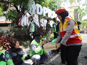 Momen Polwan Polresta Solo Bagikan Snack dan Air Mineral untuk Peserta Aksi Ojol