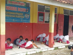 Selain di Teras, Siswa SD di Pandeglang Juga Belajar di Bawah Pohon Sekolah
