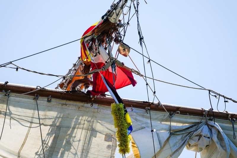 Orang-orang menyaksikan kapal latihan Angkatan Laut Meksiko Cuauhtemoc dengan tiang patah saat berlabuh di dermaga, setelah menabrak Jembatan Brooklyn pada malam hari di New York City, AS, 18 Mei 2025. (REUTERS/Eduardo Munoz)