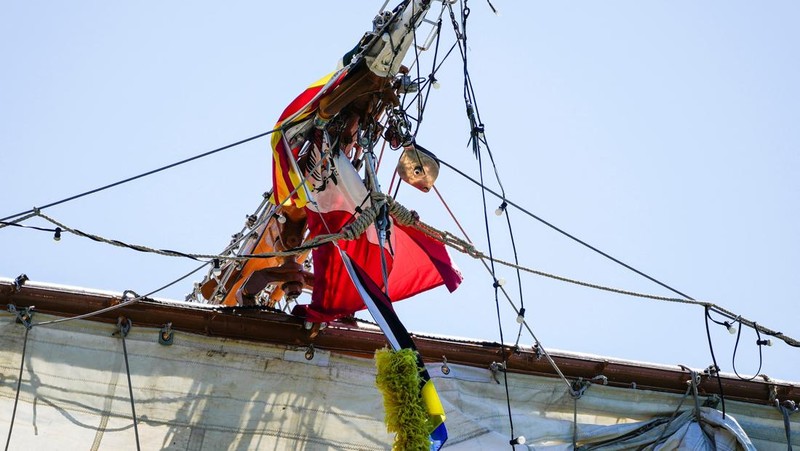 Orang-orang menyaksikan kapal latihan Angkatan Laut Meksiko Cuauhtemoc dengan tiang patah saat berlabuh di dermaga, setelah menabrak Jembatan Brooklyn pada malam hari di New York City, AS, 18 Mei 2025. (REUTERS/Eduardo Munoz)