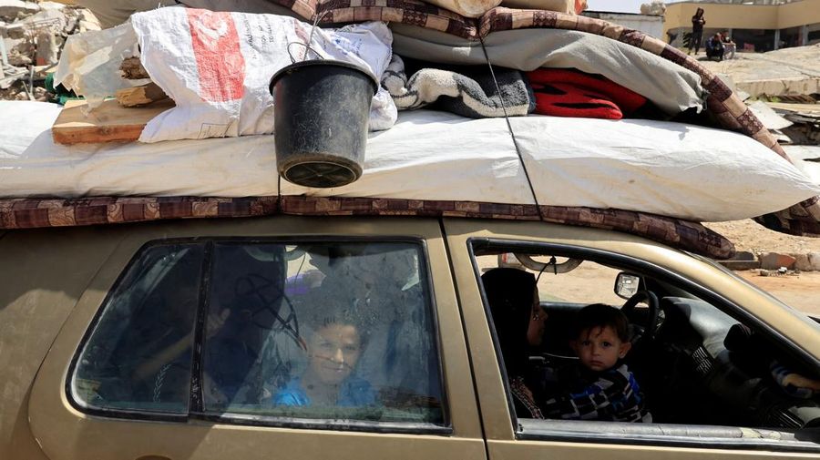 Warga Palestina bergegas meninggalkan rumah mereka di Khan Younis pada Senin (19/4) menyusul perintah evakuasi Israel. (REUTERS/Hatem Khaled)