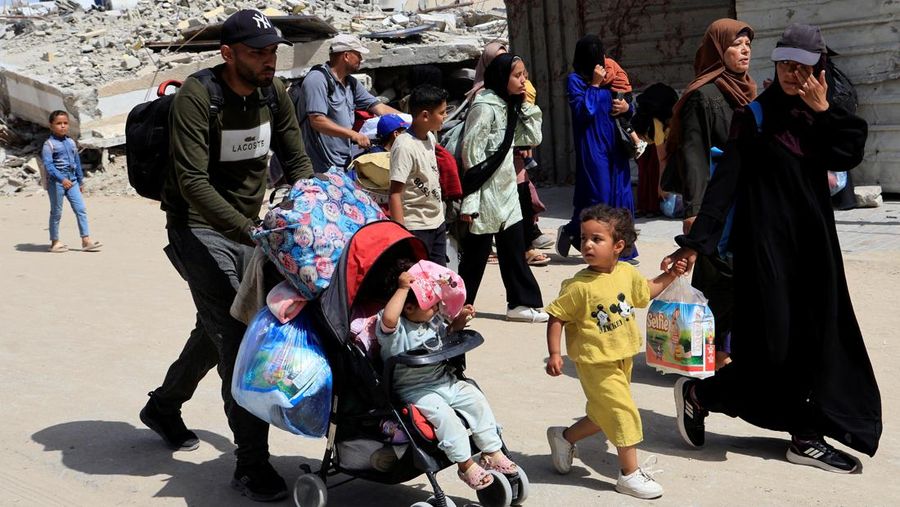 Warga Palestina bergegas meninggalkan rumah mereka di Khan Younis pada Senin (19/4) menyusul perintah evakuasi Israel. (REUTERS/Hatem Khaled)