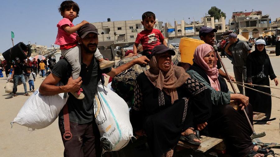 Warga Palestina bergegas meninggalkan rumah mereka di Khan Younis pada Senin (19/4) menyusul perintah evakuasi Israel. (REUTERS/Hatem Khaled) Warga Palestina bergegas meninggalkan rumah mereka di Khan Younis pada Senin (19/4) menyusul perintah evakuasi Israel. (REUTERS/Hatem Khaled)