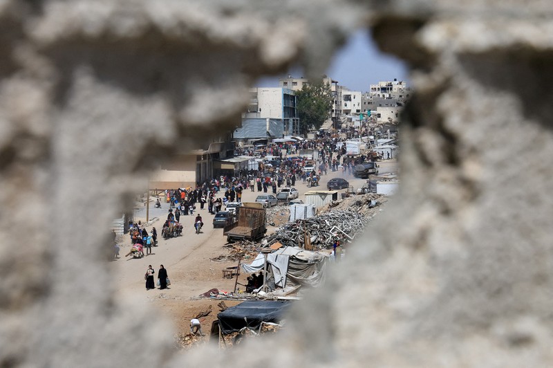 Warga Palestina bergegas meninggalkan rumah mereka di Khan Younis pada Senin (19/4) menyusul perintah evakuasi Israel. (REUTERS/Hatem Khaled) Warga Palestina bergegas meninggalkan rumah mereka di Khan Younis pada Senin (19/4) menyusul perintah evakuasi Israel. (REUTERS/Hatem Khaled)