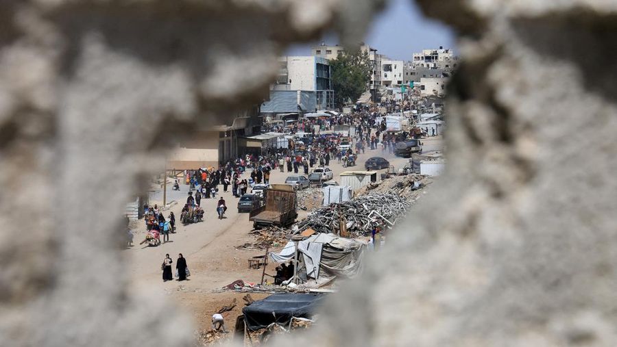 Warga Palestina bergegas meninggalkan rumah mereka di Khan Younis pada Senin (19/4) menyusul perintah evakuasi Israel. (REUTERS/Hatem Khaled) Warga Palestina bergegas meninggalkan rumah mereka di Khan Younis pada Senin (19/4) menyusul perintah evakuasi Israel. (REUTERS/Hatem Khaled)