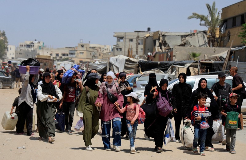 Warga Palestina bergegas meninggalkan rumah mereka di Khan Younis pada Senin (19/4) menyusul perintah evakuasi Israel. (REUTERS/Hatem Khaled) Warga Palestina bergegas meninggalkan rumah mereka di Khan Younis pada Senin (19/4) menyusul perintah evakuasi Israel. (REUTERS/Hatem Khaled)