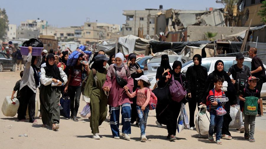 Warga Palestina bergegas meninggalkan rumah mereka di Khan Younis pada Senin (19/4) menyusul perintah evakuasi Israel. (REUTERS/Hatem Khaled) Warga Palestina bergegas meninggalkan rumah mereka di Khan Younis pada Senin (19/4) menyusul perintah evakuasi Israel. (REUTERS/Hatem Khaled)