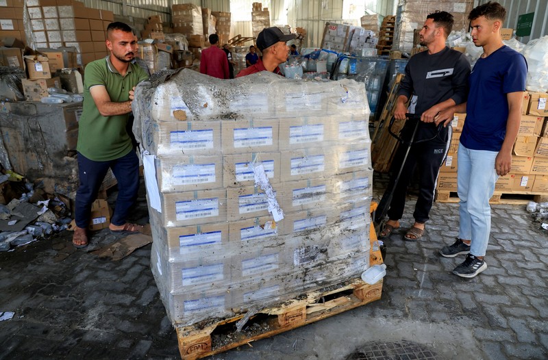Truk yang membawa bantuan memasuki Gaza, di penyeberangan Kerem Shalom, di sisi penyeberangan Israel, 19 Mei 2025. (REUTERS/Ronen Zvulun)