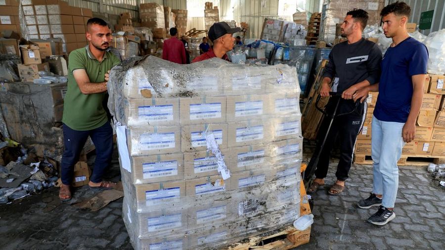 Truk yang membawa bantuan memasuki Gaza, di penyeberangan Kerem Shalom, di sisi penyeberangan Israel, 19 Mei 2025. Truk yang membawa bantuan memasuki Gaza, di penyeberangan Kerem Shalom, di sisi penyeberangan Israel, 19 Mei 2025. (REUTERS/Ronen Zvulun)